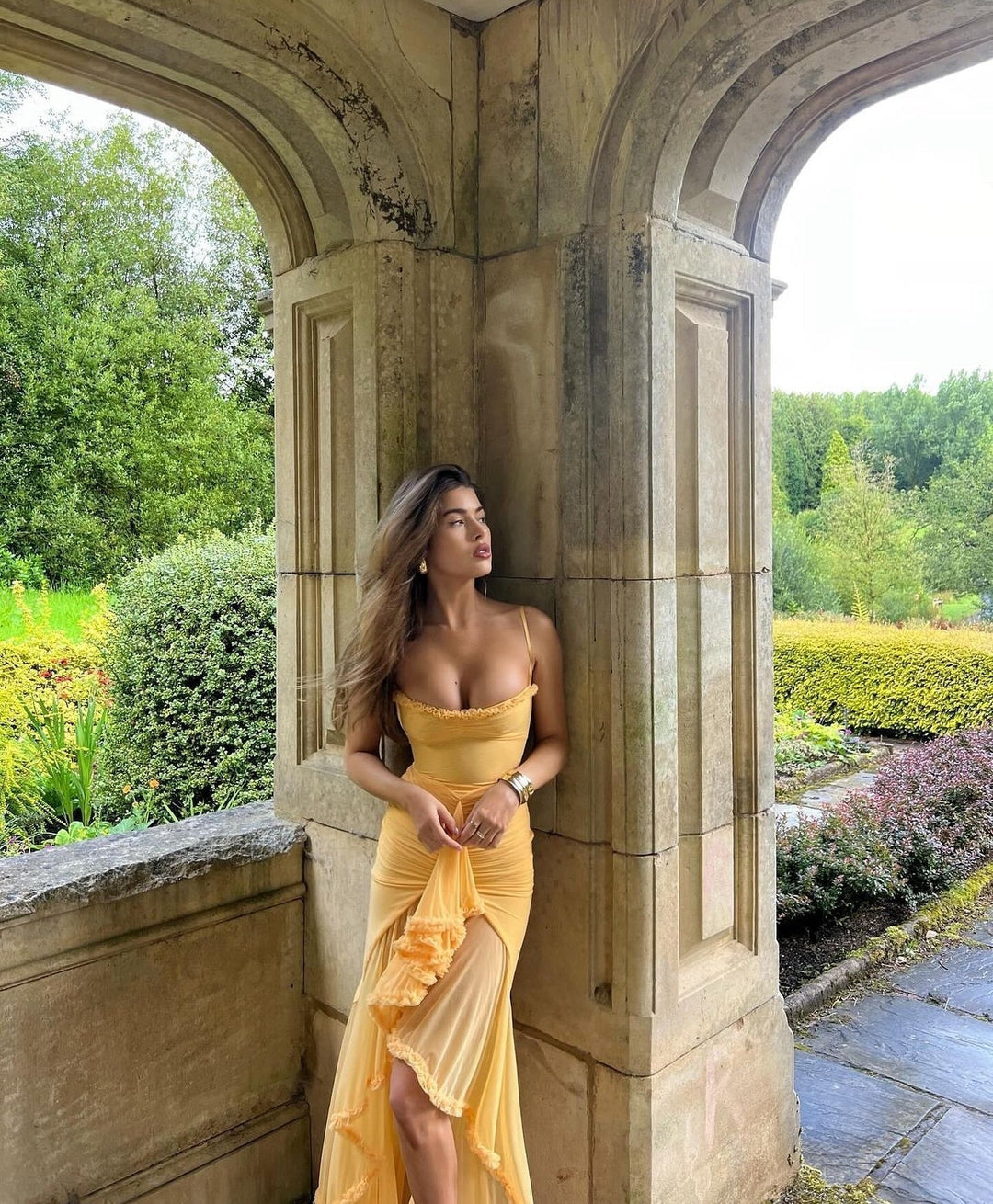 Elegantes langes Cocktailkleid für Damen, gerüscht, perfekt für Abendevents oder als Hochzeitsgast-Outfit.