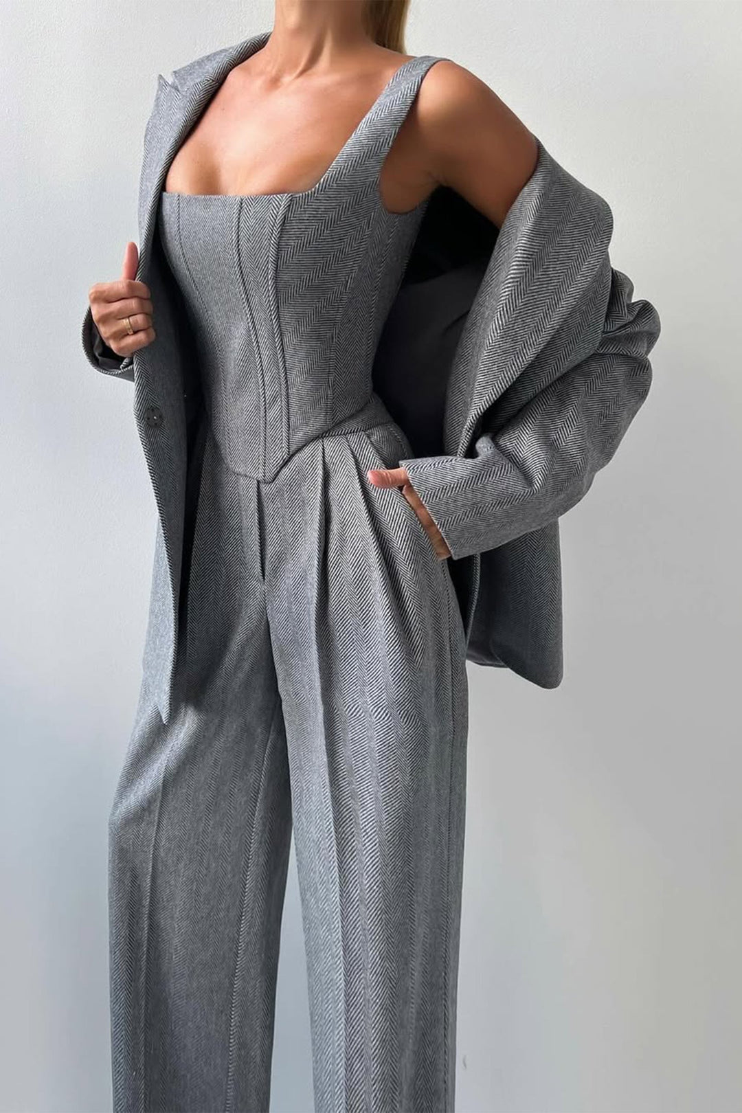 Detailaufnahme: Herrenanzug Blazer & Weste. Stylische Businessmode & eleganter Anzug für besondere Events.