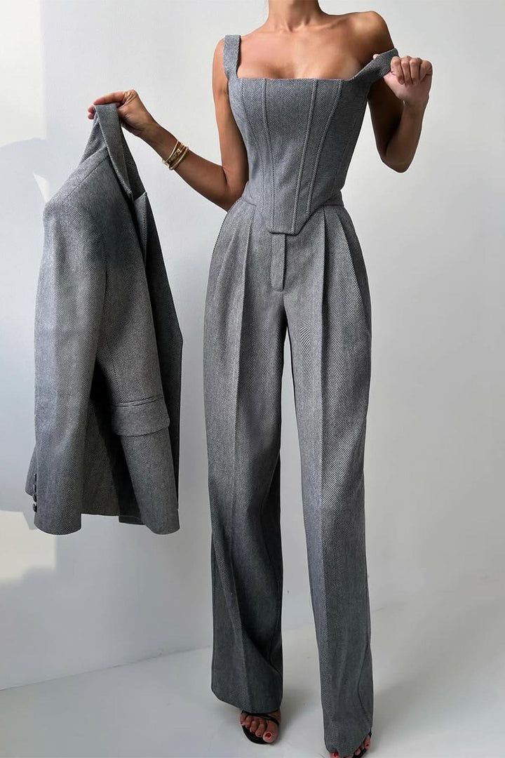 Dunkelblauer eleganter Herren Dreiteiler. Zeitloses Anzugset für Business & formelle Herrenmode.