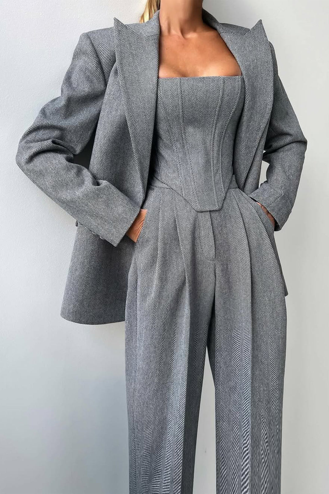 Eleganter Herren Dreiteiler Anzug. Formelles Anzugset für Business & festliche Anlässe. Hochwertige Herrenmode.