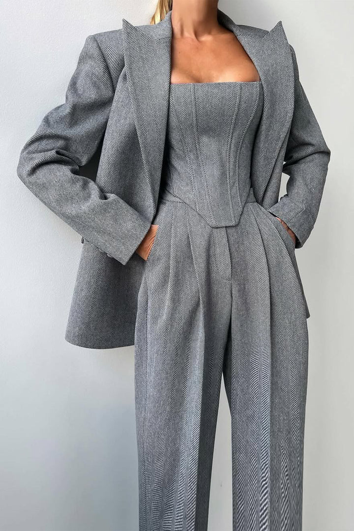 Eleganter Herren Dreiteiler Anzug. Formelles Anzugset für Business & festliche Anlässe. Hochwertige Herrenmode.