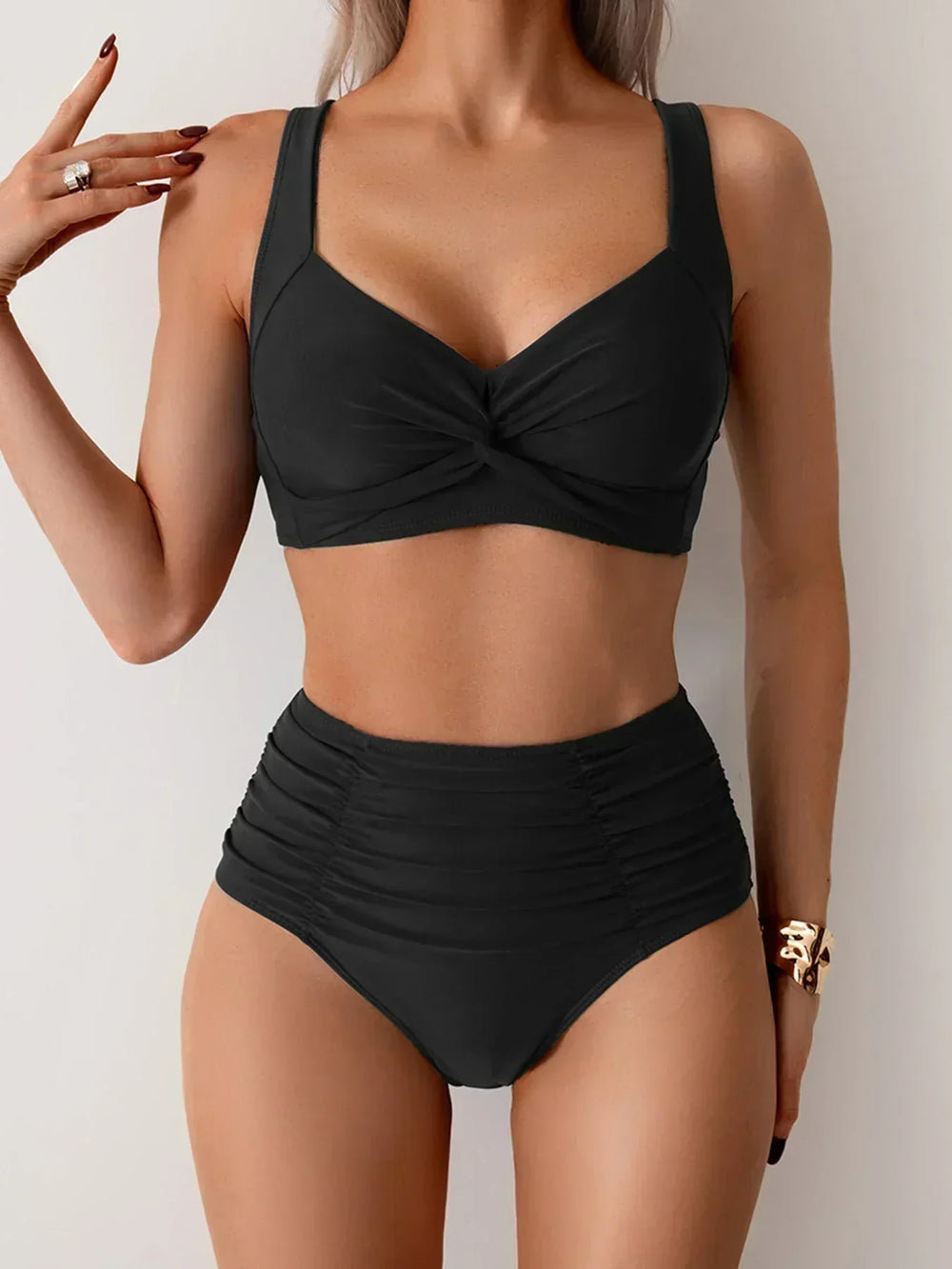 Figurformender Damen Bandeau-Bikini mit Raffung, bietet hohen Komfort und Halt am Strand oder Pool im Urlaub.
