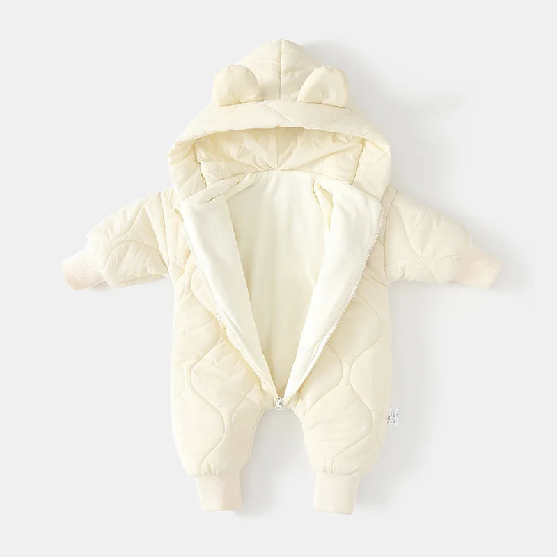 Niedlicher Baby Winteroverall Bärenmotiv, perfekt für winterliche Spaziergänge & Outdoor-Spaß.