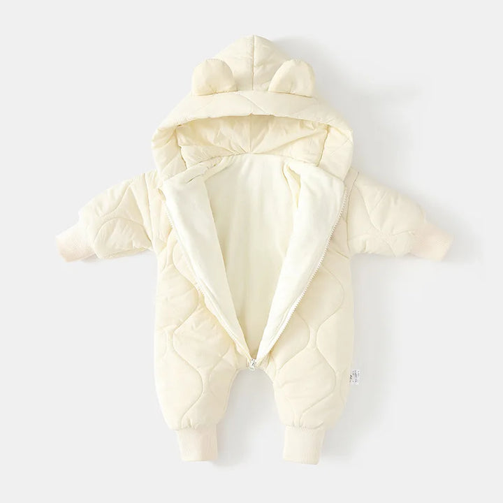 Niedlicher Baby Winteroverall Bärenmotiv, perfekt für winterliche Spaziergänge & Outdoor-Spaß.