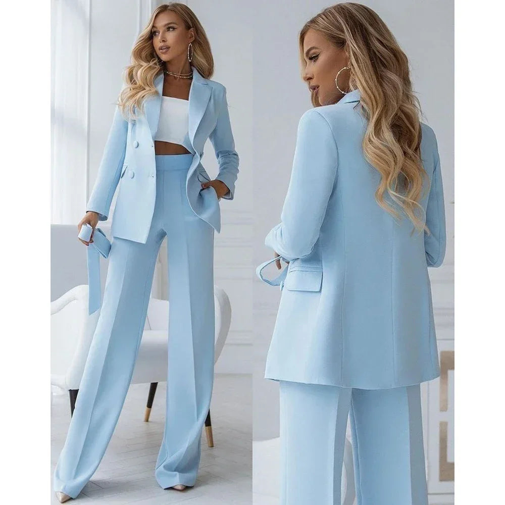 Komplettes Damen Hosenanzug-Set in Hellblau: Doppelreiher-Blazer & gerade Hose. Ideal für Business und elegante Anlässe.