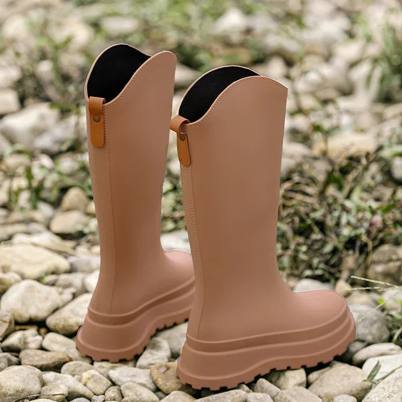 Wasserdichte Gummistiefel für Damen, hoher Schaft & bequeme Sohle für trockene Füße bei jedem Wetter.