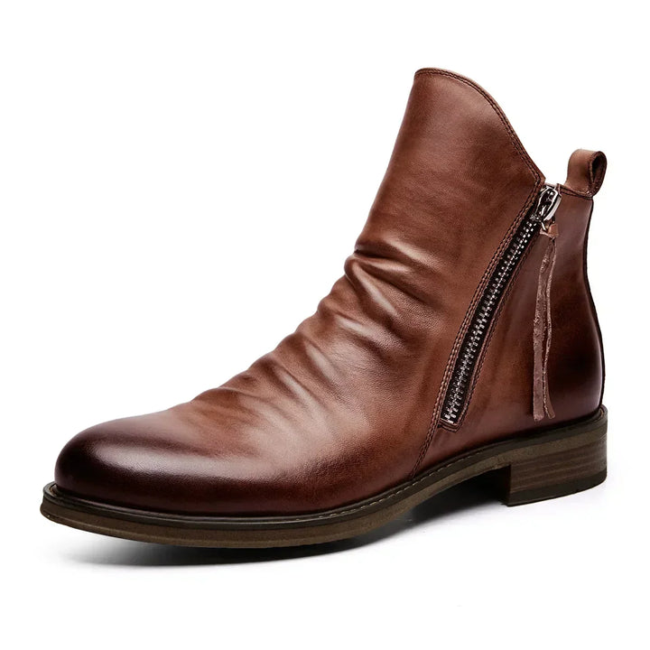 Stilvolle Herren Chelsea Boots von vorne; elegante Stiefel, ideal für Business & modischen Auftritt.
