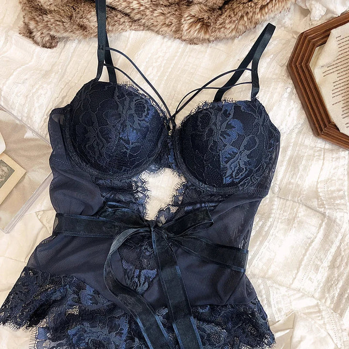 Durchsichtiger Damen Body Dessous mit atemberaubender Spitze & sexy Cut-Outs. Verführerische Lingerie in Schwarz.