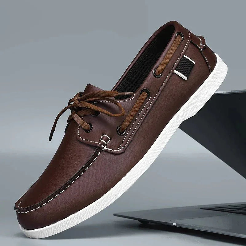 Alltagstaugliche Männerschuhe: komfortable Slipper mit flexibler Sohle & dezenter Kontrastnaht.