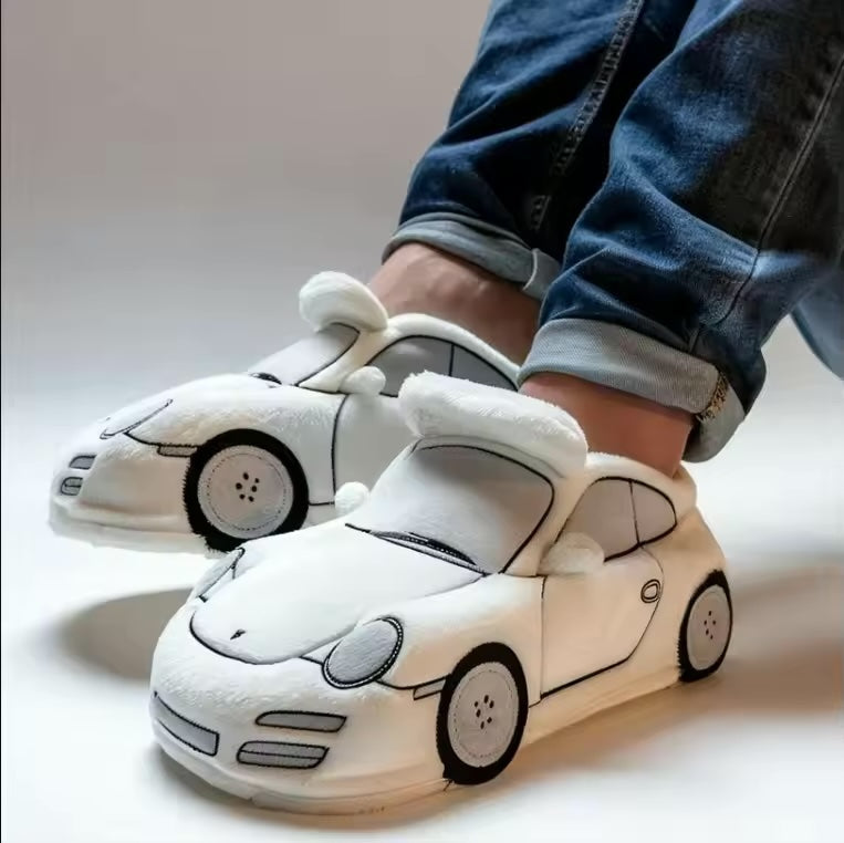 Kuschelige Herren Winterhausschuhe mit Auto-Design halten Füße warm. Perfekt für winterliche Gemütlichkeit.