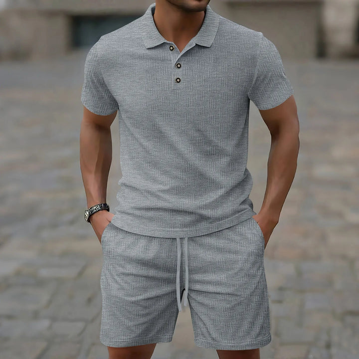 Stylisches Herren Polo-Set Kurzarm und Shorts, perfekt für Strand, Urlaub und sommerliche Anlässe.