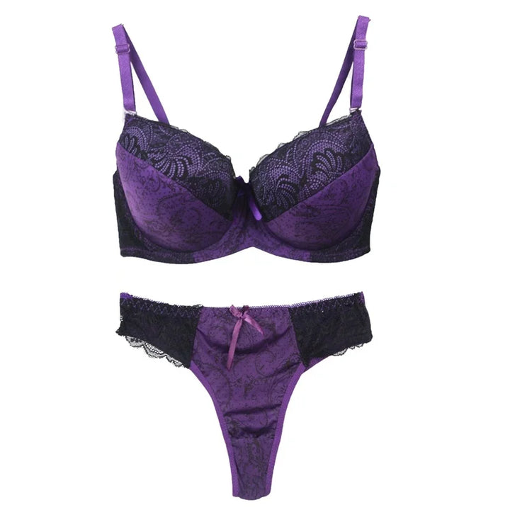 Hochwertiges Damenunterwäsche-Set: Push-up BH mit verstellbaren Trägern und eleganter Spitzen-Slip.