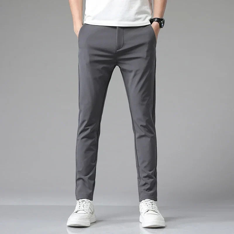 Graue Herren Stretchhose aus flexiblem Denim, maximale Bewegungsfreiheit für Büro & entspannte Tage.