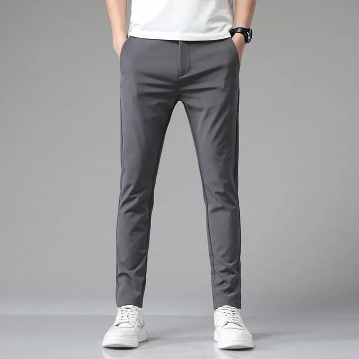 Graue Herren Stretchhose aus flexiblem Denim, maximale Bewegungsfreiheit für Büro & entspannte Tage.