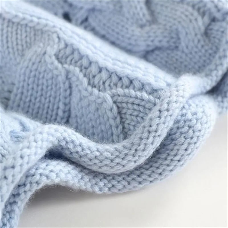 Damen Pullover mit Struktur und Muster. Blauer Langarm-Strickpullover, elegant & warm für kalte Tage.