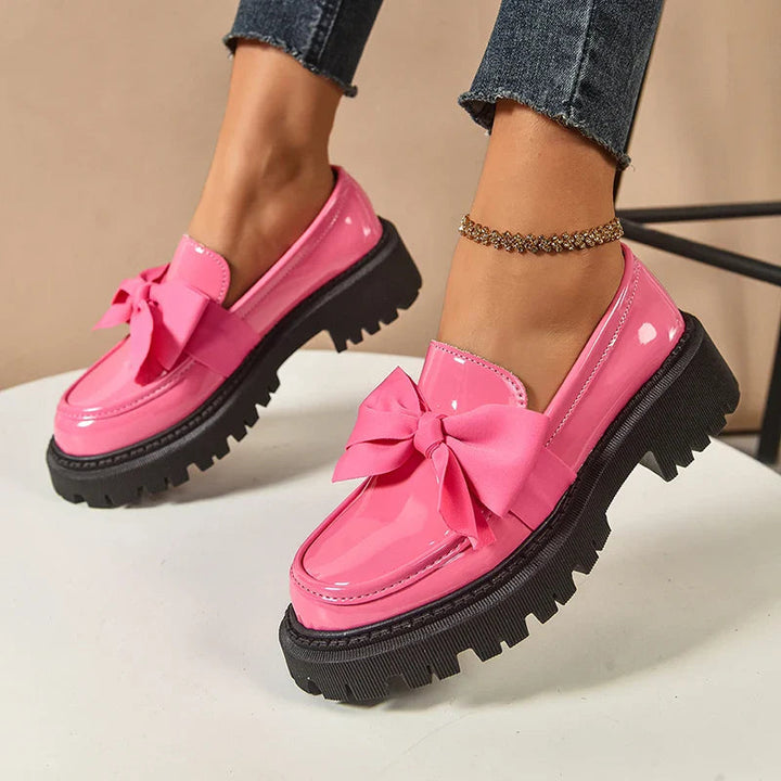Elegante grüne Damen Plateau Schuhe mit trendiger Schmetterlingsschleife für stilvollen Komfort.