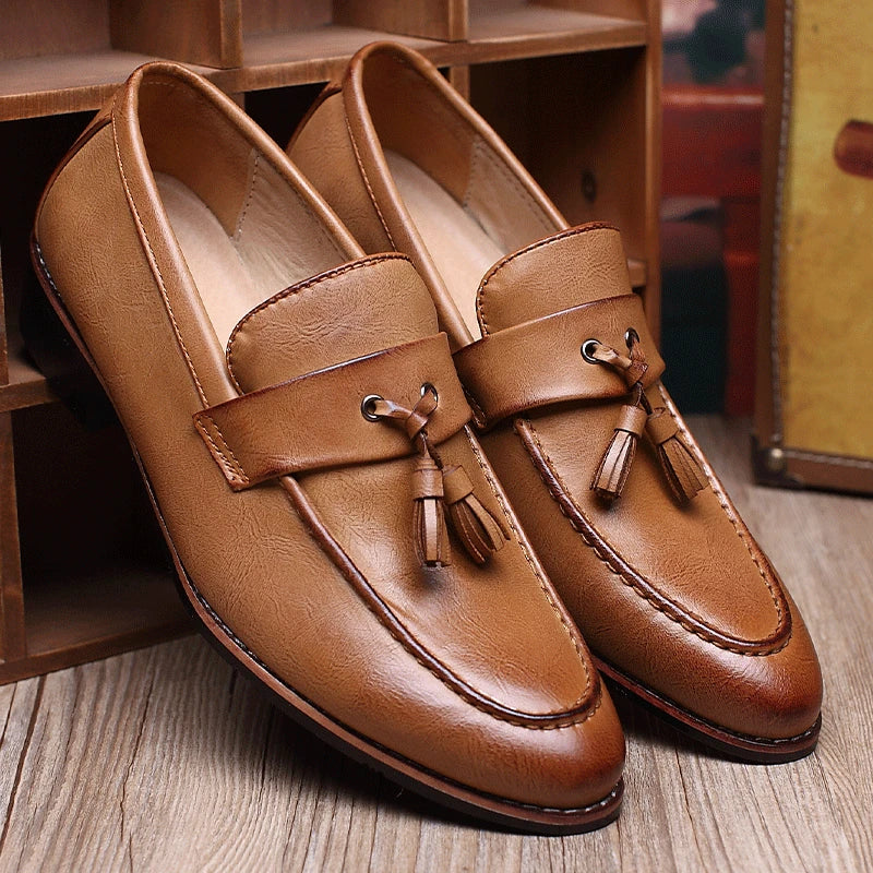 Schwarze Herren Loafer mit Doppelquaste, elegante Slip-On Schuhe mit glänzender Oberfläche für Festlichkeiten.