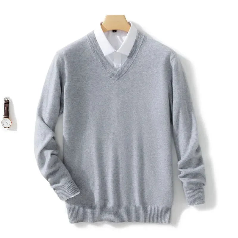 Eleganter Herren-Pullover mit V-Ausschnitt, ideal für Herbst & Winter. Weicher Strick, komfortabel und stilvoll.