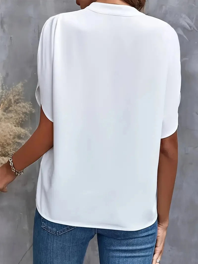 Stilvolle Damen Bluse mit elegantem Fall. Lockeres Oberteil mit V-Ausschnitt & femininen Flatterärmeln.