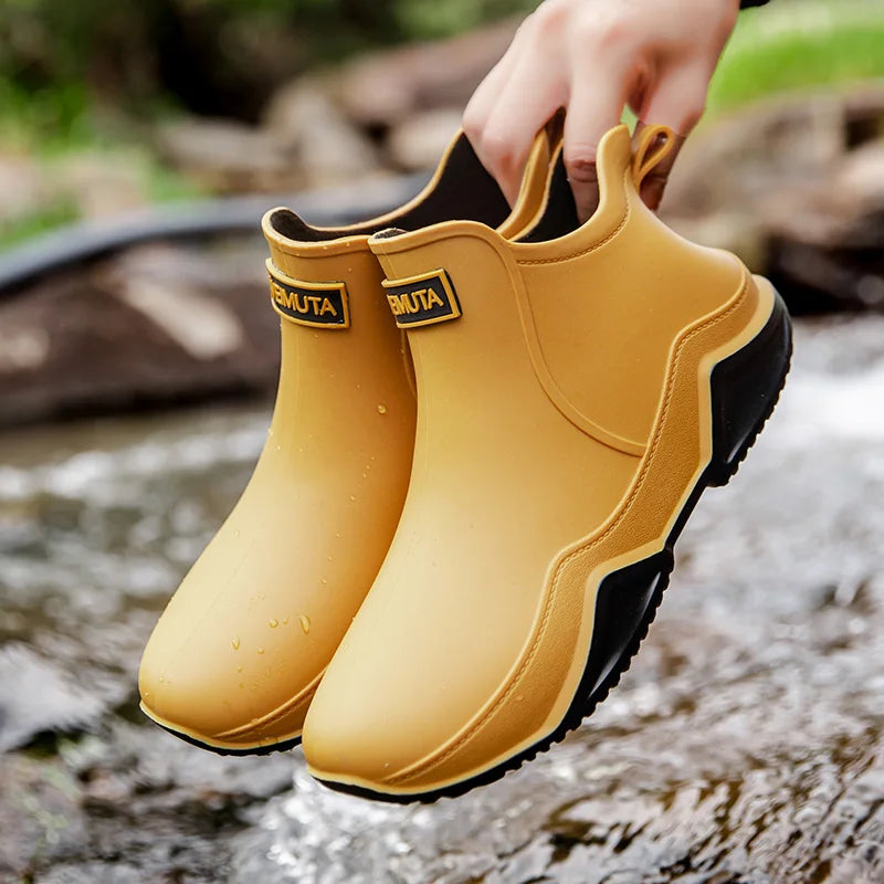 Modische Damen Gummistiefel, halbhoch, wasserdicht & mit Antirutschsohle – perfekt für Regenwetter.