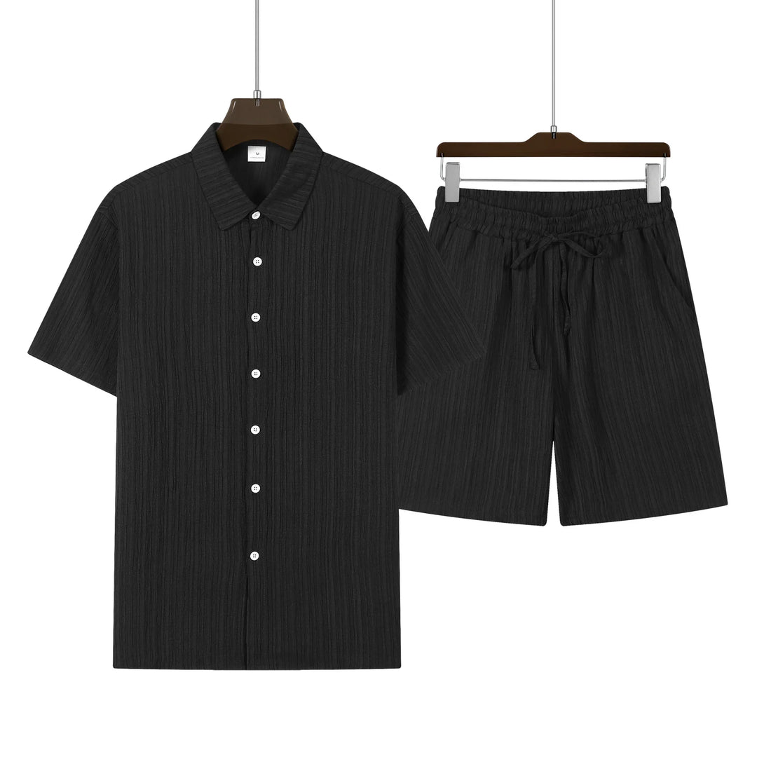 Gefaltetes Herren Kurzarmhemd & Shorts-Set. Praktischer Zweiteiler für Reise & Strandkleidung.