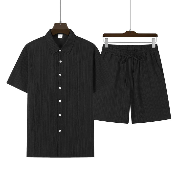 Gefaltetes Herren Kurzarmhemd & Shorts-Set. Praktischer Zweiteiler für Reise & Strandkleidung.