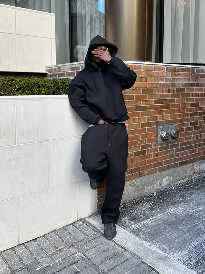Stylisches Herren Oversized Set: Kapuzenpullover und Jogginghose für die Freizeit.