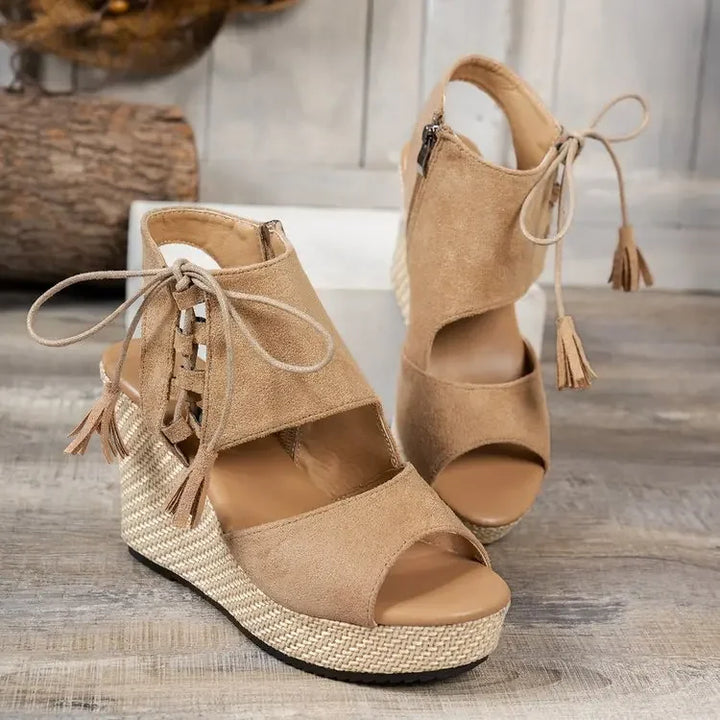 Damenschuhe: Sommerliche Keilabsatz-Sandalen mit offener Zehe und eleganter Knöchelschnürung. Trendy Wedges für Damen.