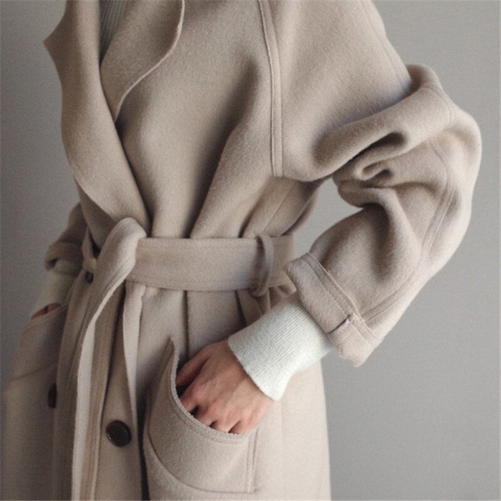 Damen Herbst Trenchcoat mit Doppelknopfleiste in Schwarz. Taillierter Business-Look für elegante Frauen.