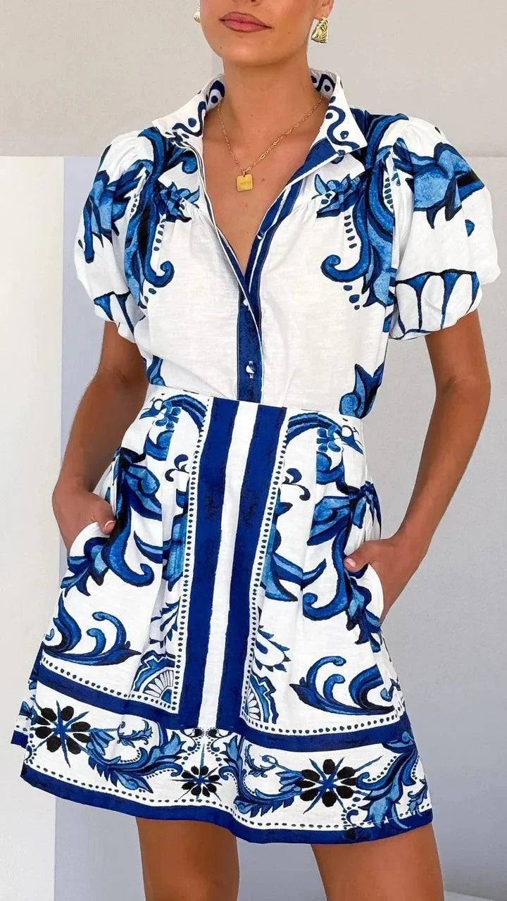Stilvolles Damen Minikleid für den Sommer mit Puffärmeln, Knopfleiste und Muster – perfekt als Freizeitkleid.