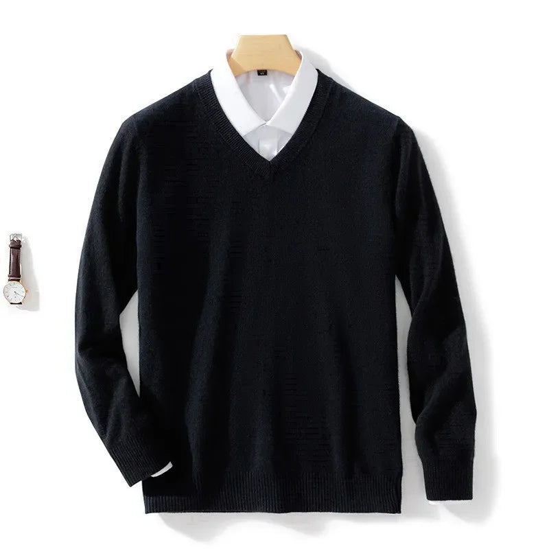 Bequemer Herren Pullover mit V-Ausschnitt, Langarm-Design. Hochwertiger Strick für hohen Tragekomfort im Winter.