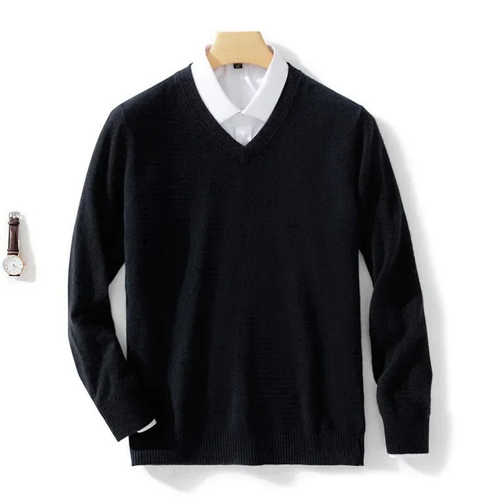 Bequemer Herren Pullover mit V-Ausschnitt, Langarm-Design. Hochwertiger Strick für hohen Tragekomfort im Winter.