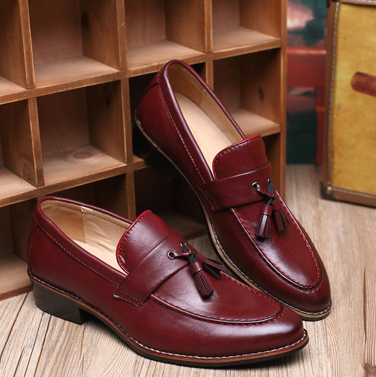 Rote glänzende Herren Loafer mit Doppelquaste, auffällige, festliche und komfortable Slip-On Schuhe.