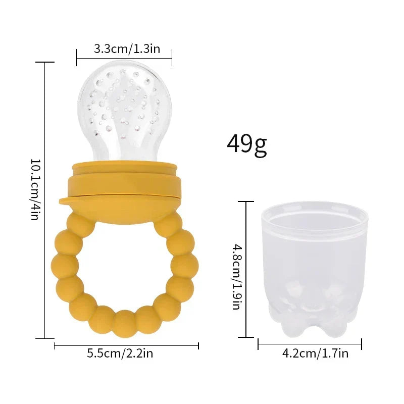 Nahaufnahme eines Fruchtschnullers gefüllt mit frischem Obst, Esslernhilfe Baby.