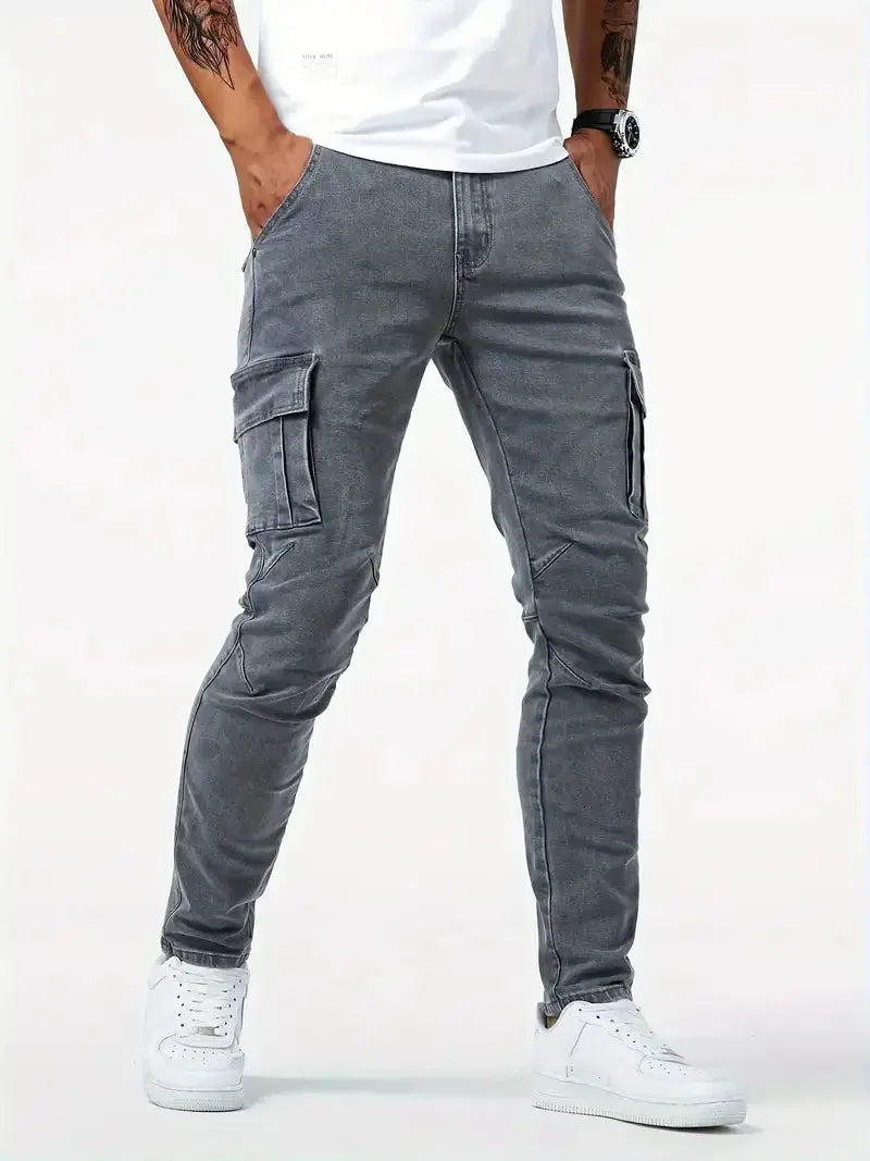 Modern geschnittene graue Slim Fit Jeans für Herren. Perfekte Freizeithose für stilvollen Auftritt.