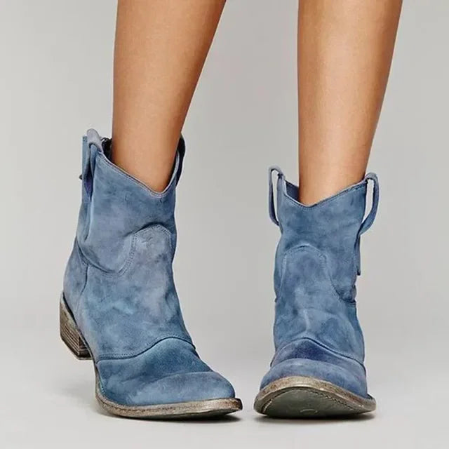 Frau trägt modische Vintage Cowboystiefel in Blau, perfekt als bequeme Western Stiefel für Freizeit und Stil.