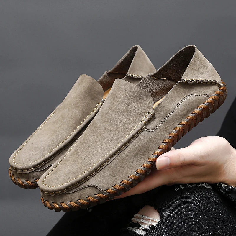 Oberansicht der bequemen Herren Slipper Slip-Ons, bereit für stilvollen Komfort im Alltag.
