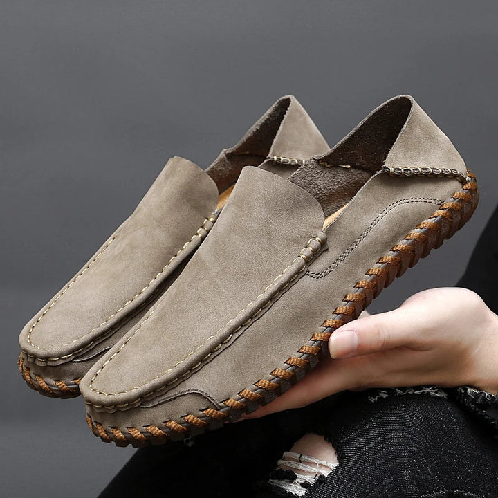 Oberansicht der bequemen Herren Slipper Slip-Ons, bereit für stilvollen Komfort im Alltag.