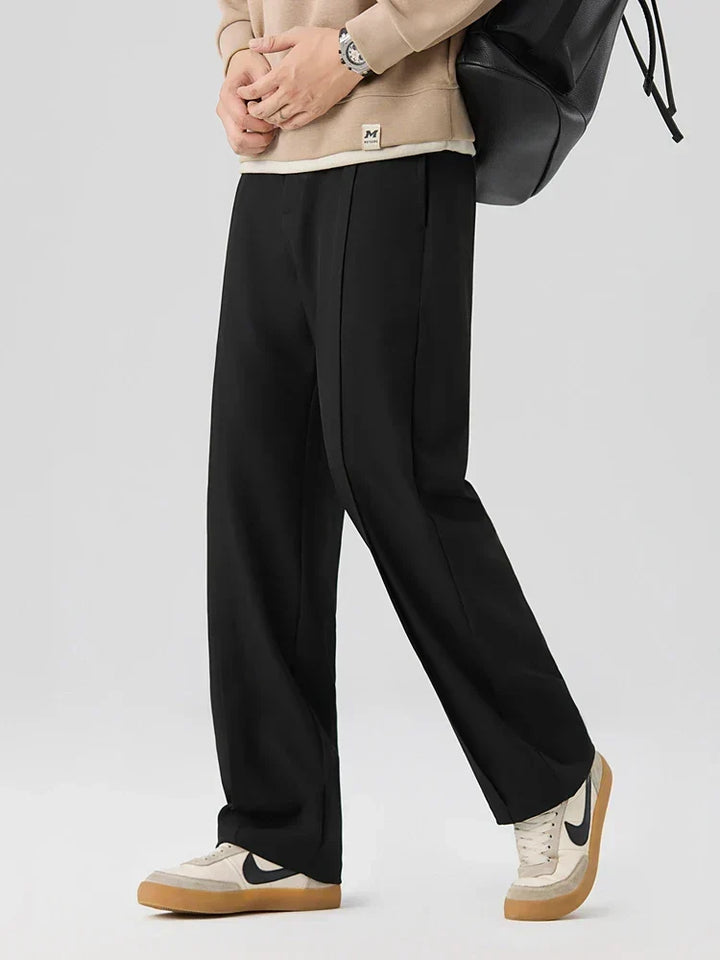 Vielseitige Herrenhose, Bundfalten, gerades Bein, elastischer Bund. Perfekt für elegante und legere Outfits.