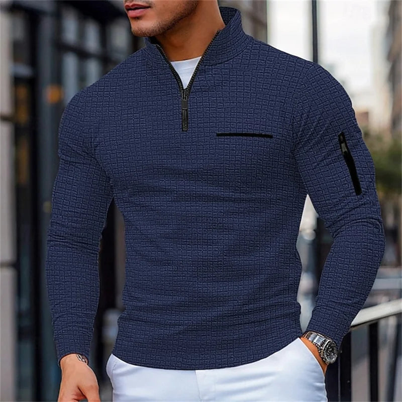 Eleganter Herren-Stehkragenpullover mit Viertelreissverschluss, ideal für stilvolle Herrenmode im Herbst.