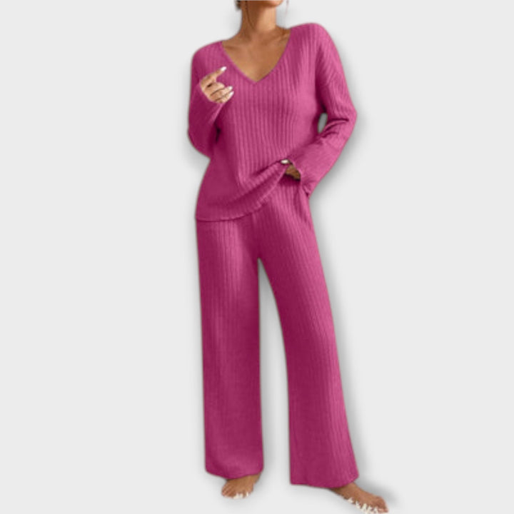 Nahaufnahme des weichen Stoffes des Damen Lounge Sets, V-Ausschnitt Oberteil & Freizeithose.