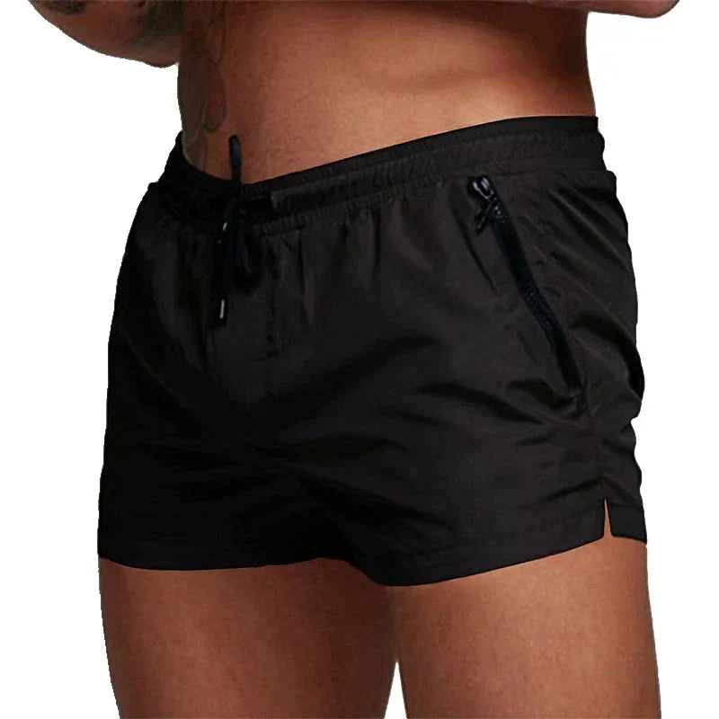 Modische Herren Badeshorts in Rot, mit Reißverschlusstaschen und schnelltrocknendem Stoff für Strandurlaub.