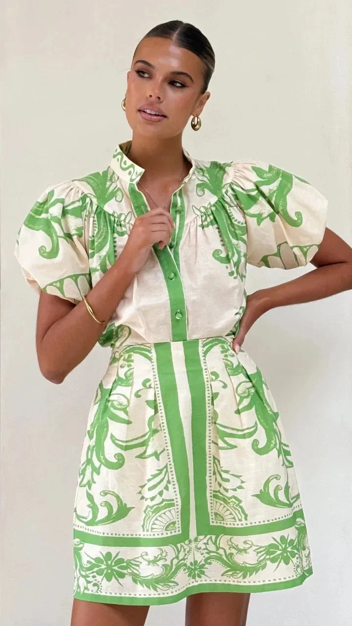 Feminin bedrucktes Sommerkleid für Damen, mit Puffärmeln, als Partykleid oder Hochzeitsgast-Outfit.