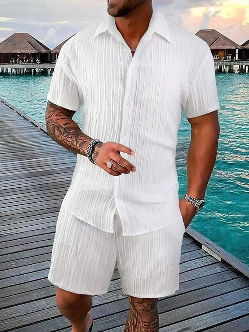 Bequemer Herren Zweiteiler: Kurzarm Hemd und Shorts mit feinem Strukturmuster.