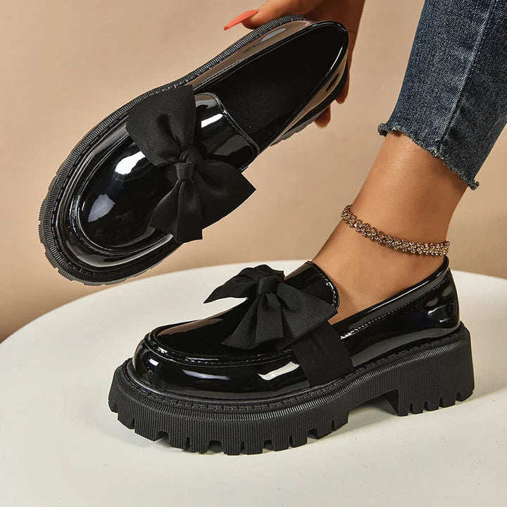 Elegante braune Plateau Schuhe für Damen mit Schmetterlingsschleife, trendig & sehr bequem.