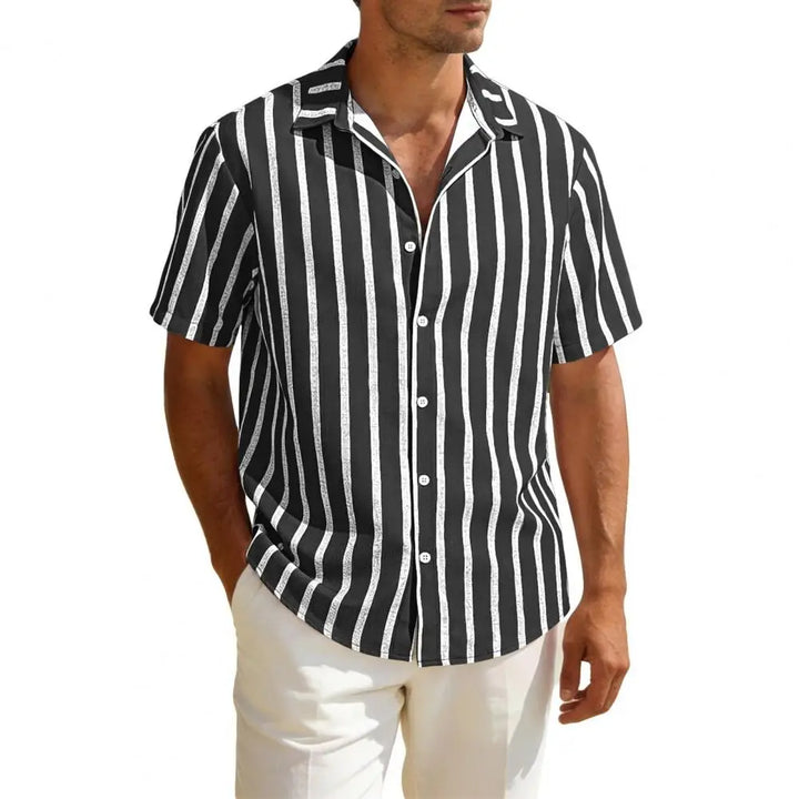 Frisches blau-weiß gestreiftes Herren Kurzarmhemd, ideal für warme Tage und entspannte Sommerabende.