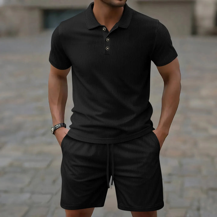 Detailaufnahme des Herren Kurzarm Polo-Shirts und der Shorts mit elegantem Strukturmuster.