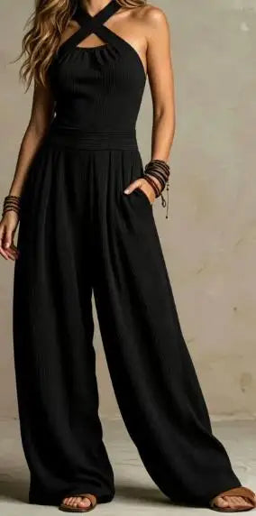 Damen Overall mit weitem Bein in fließendem Stoff. Eleganter Kreuz Halter Jumpsuit mit stylischen Cut-Outs.