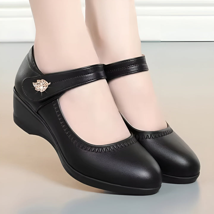Bequeme Damen Keilabsatzschuhe mit rutschfestem Boden und verstellbarem Riemenverschluss. Ideal für Komfort.