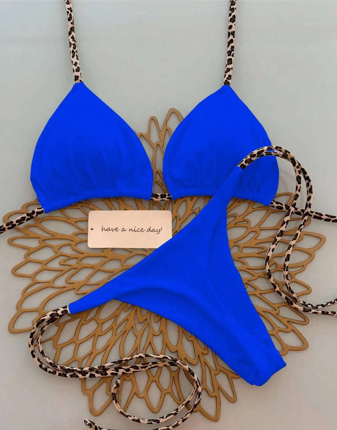 Exotisches Leopardenmuster Damen Bikini-Set Tanga. Stilvolle Bademode für sonnige Strandtage.